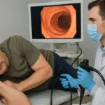 Colonscopia dopo i 50 anni negli uomini: perché anticiparla cambia l’esito